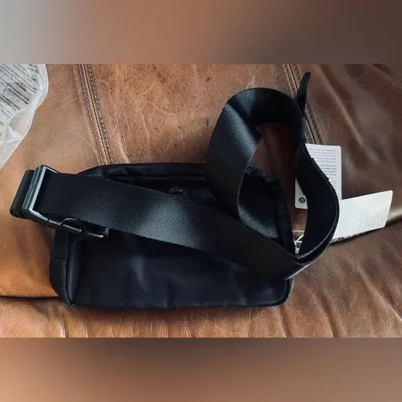 Lululemon Everywhere Belt Bag *Crinkle Nylon 1L Black - Picture 8 of 10